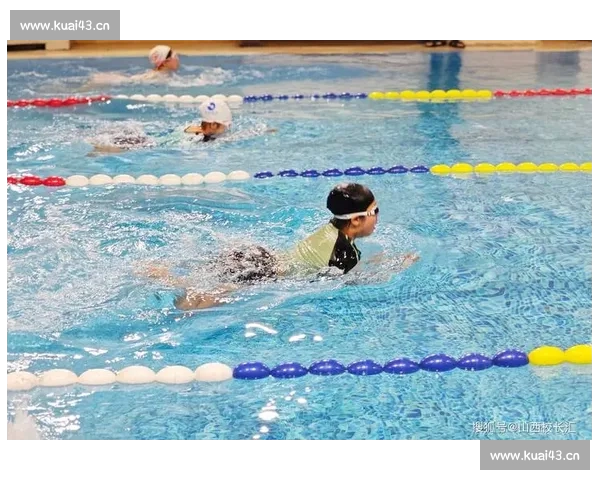 《激烈泳池争锋,奋力拼搏展现速度与力量的游泳比赛盛况》 《激烈泳池争锋,奋力拼搏展现速度与力量的游泳比赛盛况》